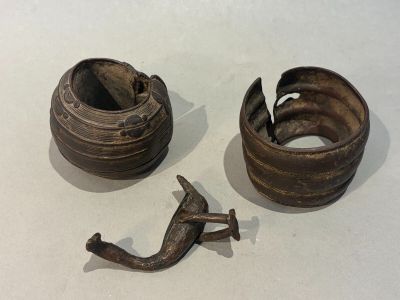 deux morceaux de métal posés sur une table