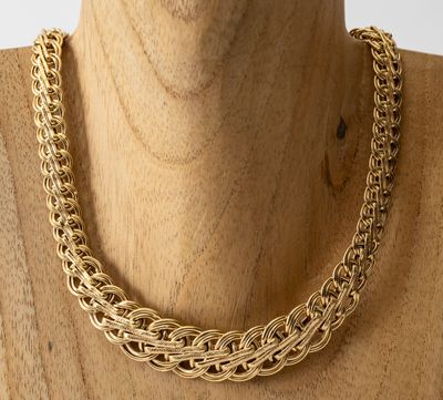un collier à chaîne en or sur un mannequin mannequin mannequin mannequin mannequin mannequin mannequin mannequin mannequin mannequin