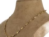 un gros plan d'un mannequin portant un collier en or
