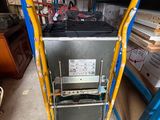 un gros plan d'une échelle sur laquelle est posée une machine, dans un entrepôt