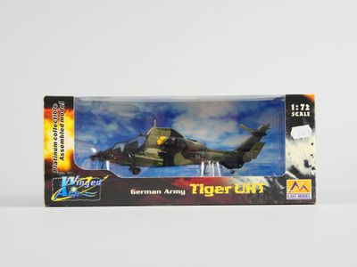 la boîte est ouverte pour montrer la maquette d'un hélicoptère militaire