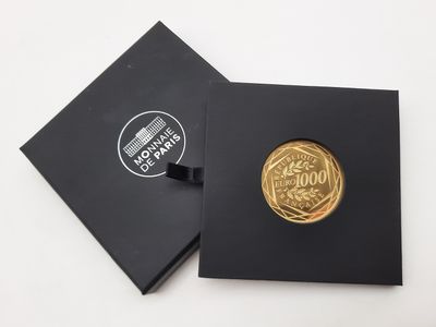 une boîte noire contenant une pièce d'or
