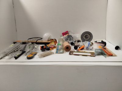 une table blanche sur laquelle sont posés de nombreux objets
