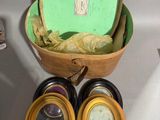 un panier rempli de pièces posé sur une table