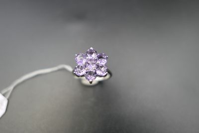 un gros plan d'une bague posée sur une table, accompagnée d'une étiquette