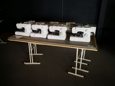 ENSEMBLE de mobilier comprenant : - Table de travail sur tré…