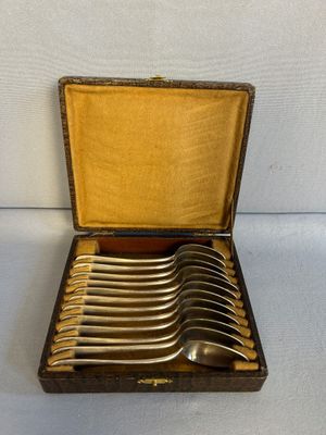 un ensemble de six cuillères en métal argenté dans un coffret en bois