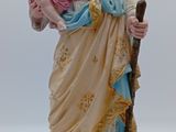 figurine représentant Jésus tenant un bébé dans ses bras