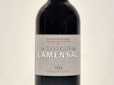 une bouteille de vin posée sur une table