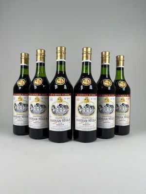 six bouteilles de vin sont alignées dans une rangée