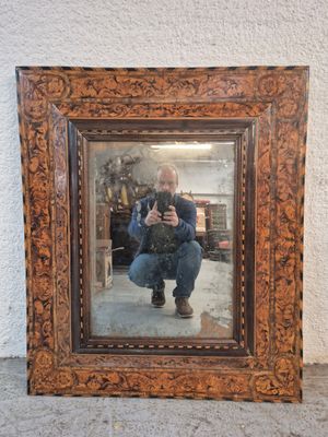 un homme se prenant en photo dans un miroir