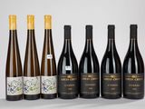 un groupe de six bouteilles de vin posées sur une table