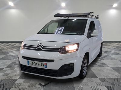 la camionnette blanche est garée dans une grande pièce au sol en damier