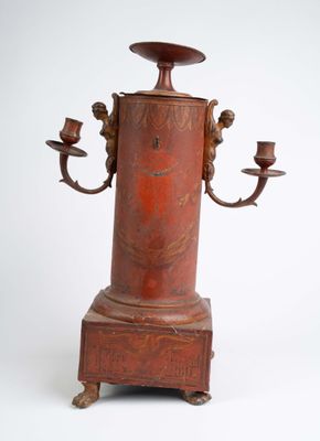 un candélabre à l'ancienne sur lequel sont posées deux bougies