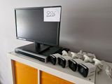 une photo montrant un téléviseur et plusieurs appareils photo posés sur une étagère
