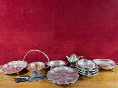 de nombreux couverts sur une table avec un fond rouge