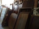many pieces of furniture that are sitting in a room
