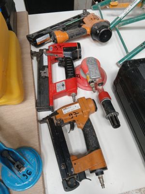 un grand nombre d'outils posés sur une table