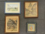quatre tableaux encadrés accrochés au mur d'un immeuble