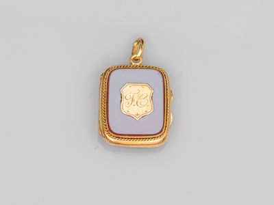 une breloque Locke en or 18 carats et émail, ornée d'un monogramme
