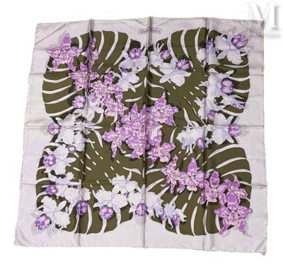 un gros plan sur un foulard carré orné de fleurs violettes