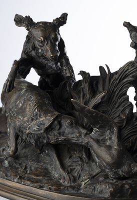 une statue en bronze représentant un homme et un chien à cheval