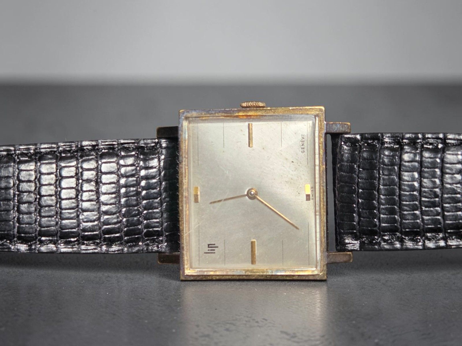 LIP Genève, montre bracelet en métal , mouvement automatique à remontage manuel, fonctionnel, révision a prévoir , ox...