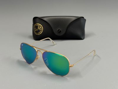 Lunettes de soleil Ray-Ban Aviator dorées avec verres miroités verts
