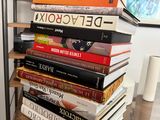de nombreux livres empilés les uns sur les autres sur une table en verre