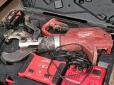une boîte à outils contenant des outils, posée sur le sol