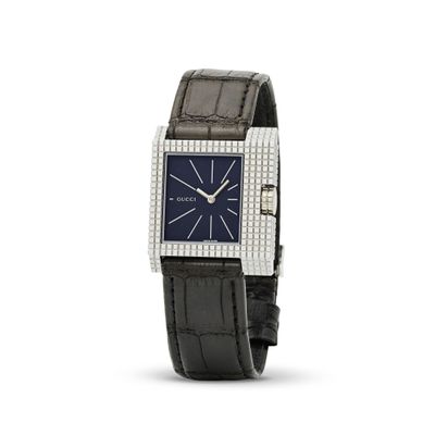 une image représentant une montre-bracelet au cadran bleu et sertie de diamants