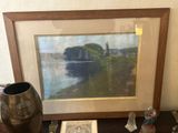 une photo d'une photo représentant une rivière et un vase posés sur une table