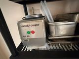 une image représentant un robot en train de cuisiner dans une cuisine professionnelle