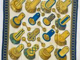une écharpe bleue et dorée ornée de motifs bleus et dorés