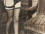 une vieille photo d'une femme en lingerie posant pour un cliché