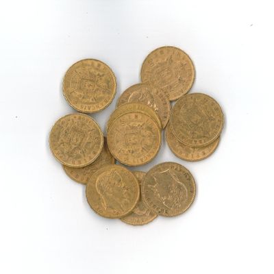 une pile de pièces d'or sur une surface blanche