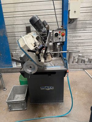 une machine posée sur une table dans un garage