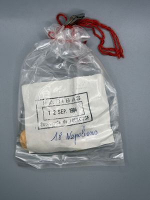 un gros plan d'un sac en plastique muni d'une étiquette