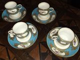 quatre tasses et soucoupes posées sur une table