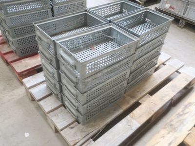 de nombreuses caisses empilées sur une palette dans un entrepôt