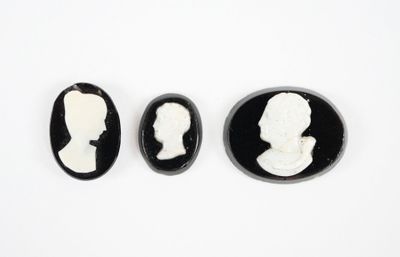 trois silhouettes en noir et blanc représentant un homme et une femme