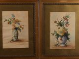 deux peintures de fleurs dans un vase sur une table
