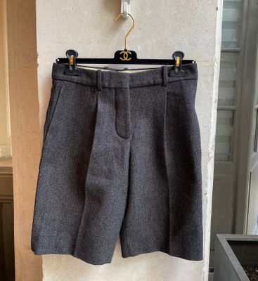 les shorts sont suspendus à un cintre accroché au mur