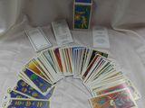 de nombreuses cartes disposées en cercle sur une table