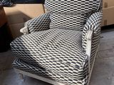chaise à motifs noirs et blancs devant un carton