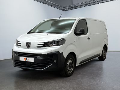 La camionnette blanche est garée dans la grande salle du bâtiment.