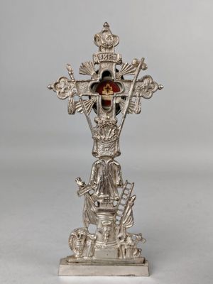 une image représentant une croix en argent surmontée d'une couronne