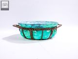 bol en verre vert turquoise avec des anses marron sur un fond blanc