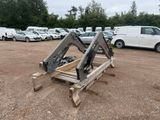 des véhicules garés sur un parking surmonté d'une structure en bois