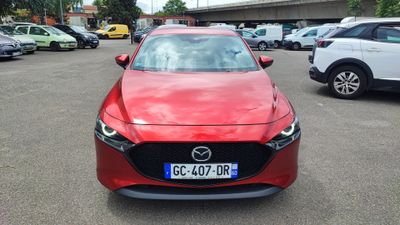 vue de face d'une Mazda rouge garée sur un parking